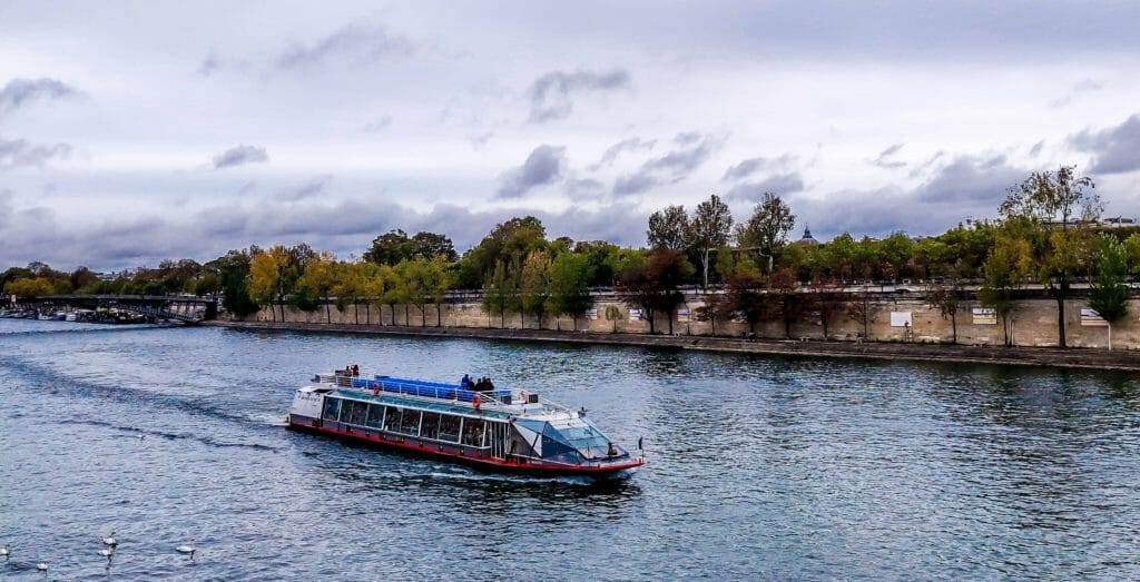  Chasing Whereabouts - Fall In Love With Paris This Valentines Day - Paris Cruise