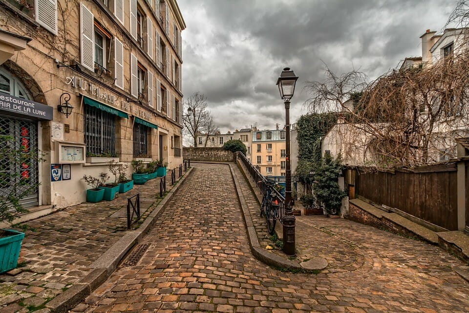 Chasing Whereabouts - Paris Travel Guide - The Montmartre Street