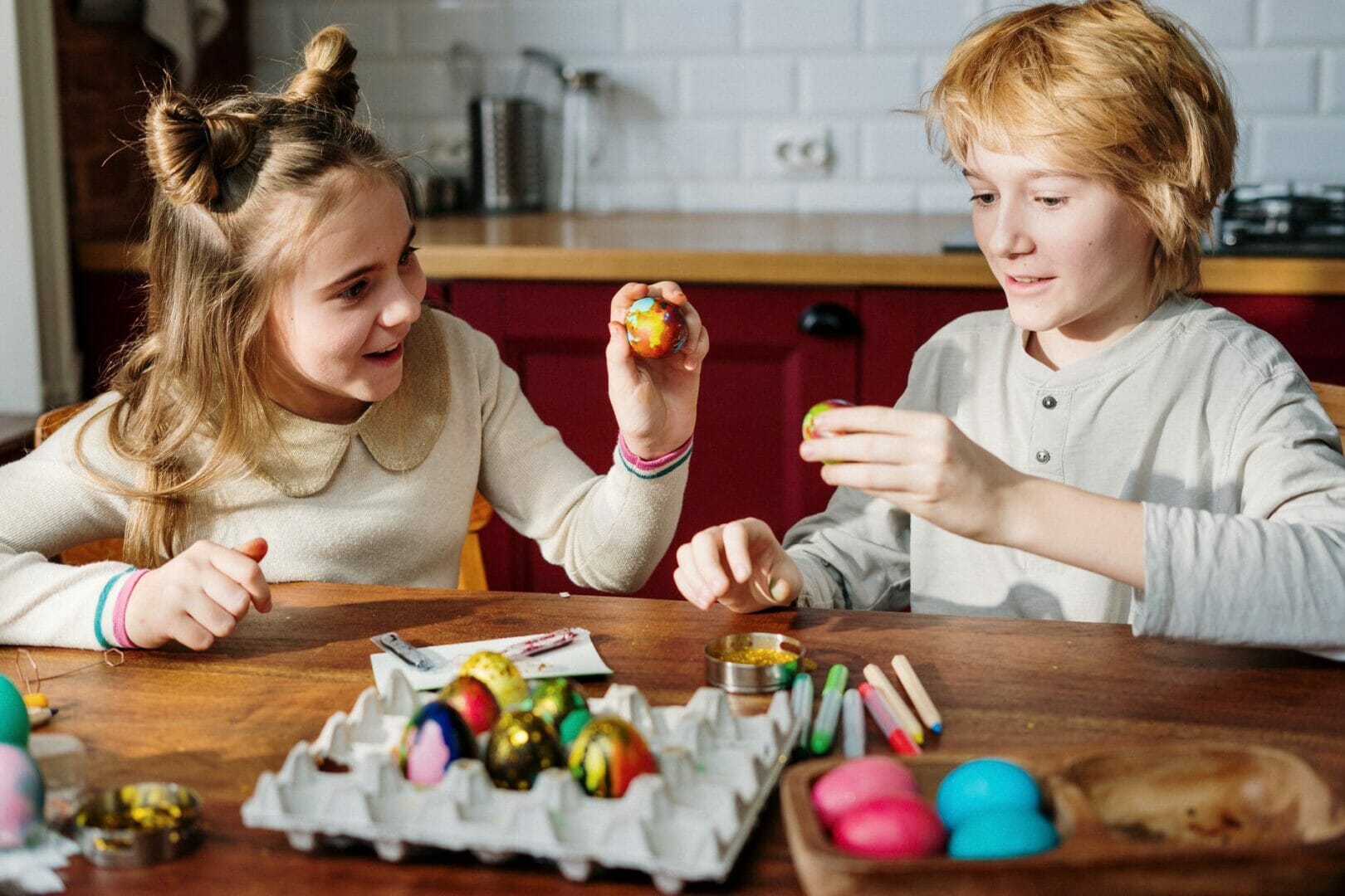 childred decorating eggs - Easter in Vienna